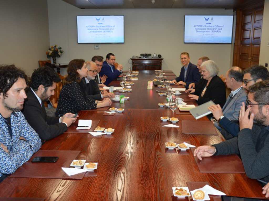 Mesa con investigadores norteamericanos e investigadores de la Universidad Autónoma de Chile