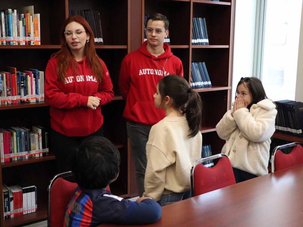 Niños en la biblioteca