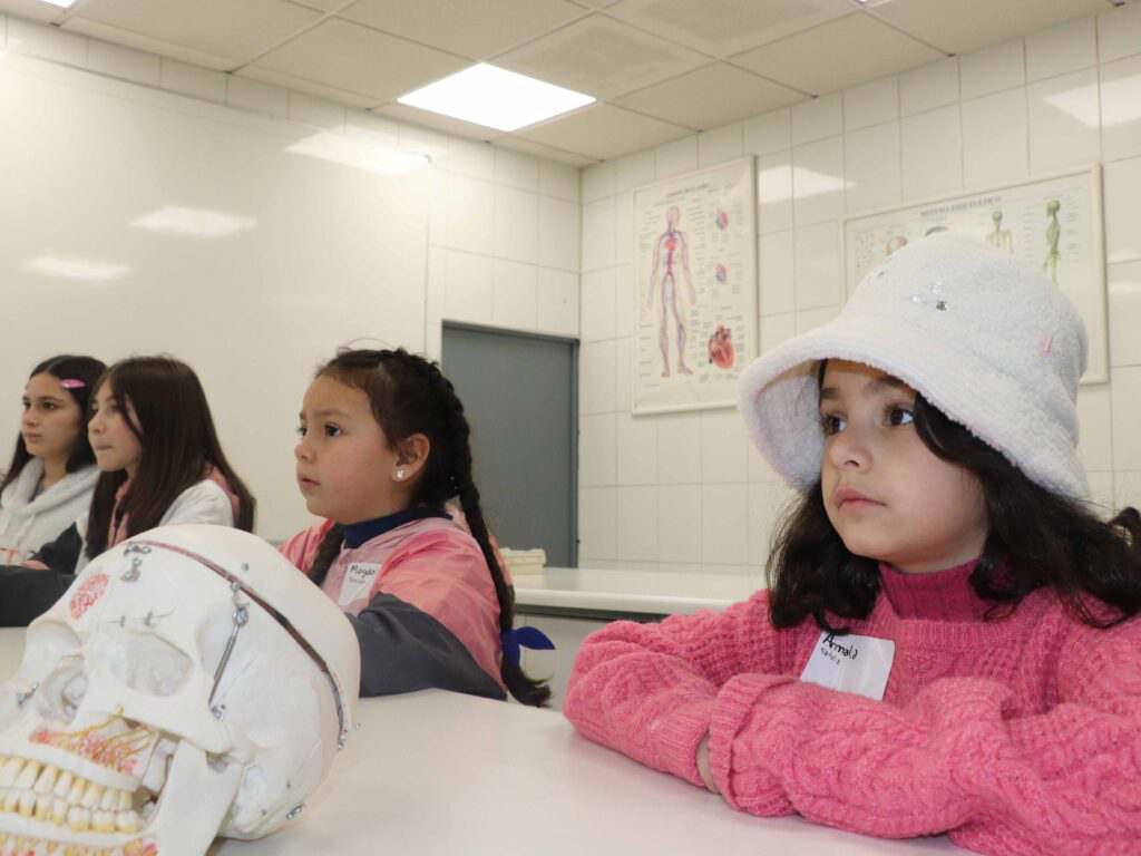 Niñas en actividad de Ciencias de la Salud