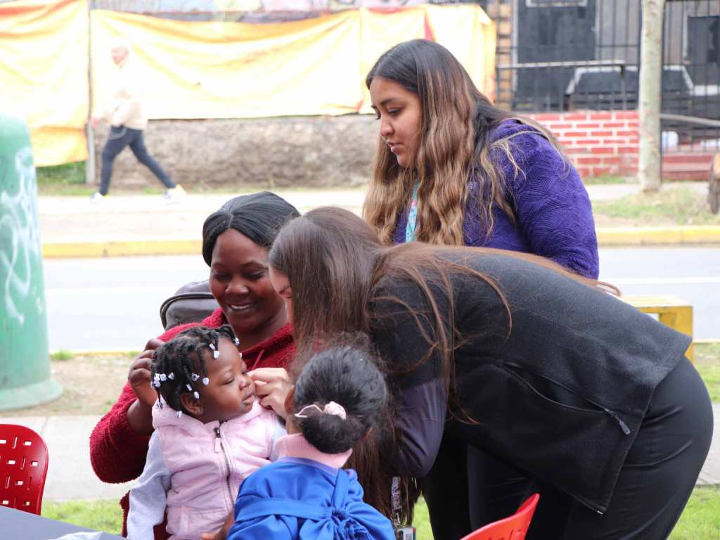Estudiante atendiendo a una niña
