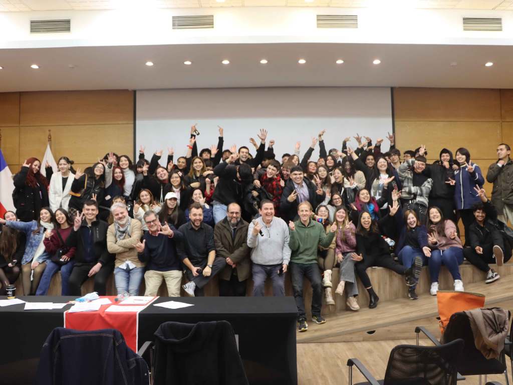 Estudiantes, docentes y autoridades presentes en la presentación del proyecto