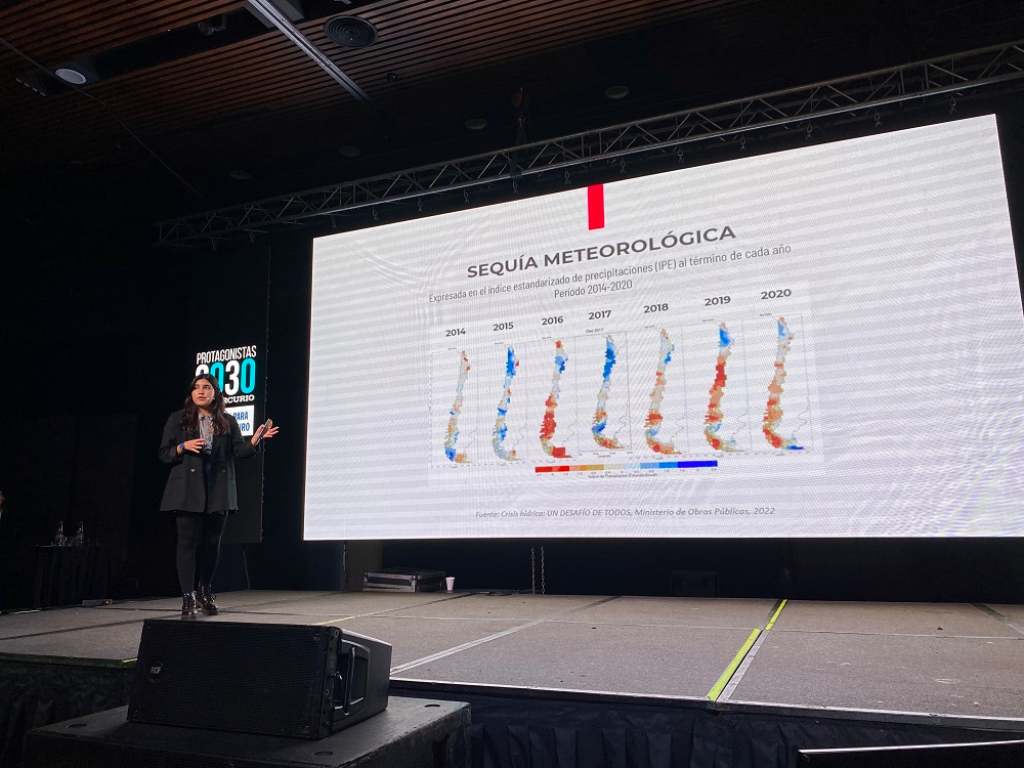 Antonia Castro exponiendo sobre su investigación