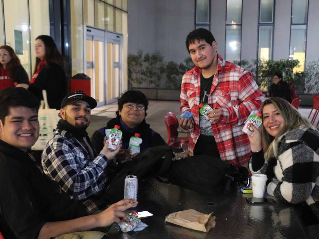 Estudiantes vespertinos compartiendo durante la Semana del Bienestar