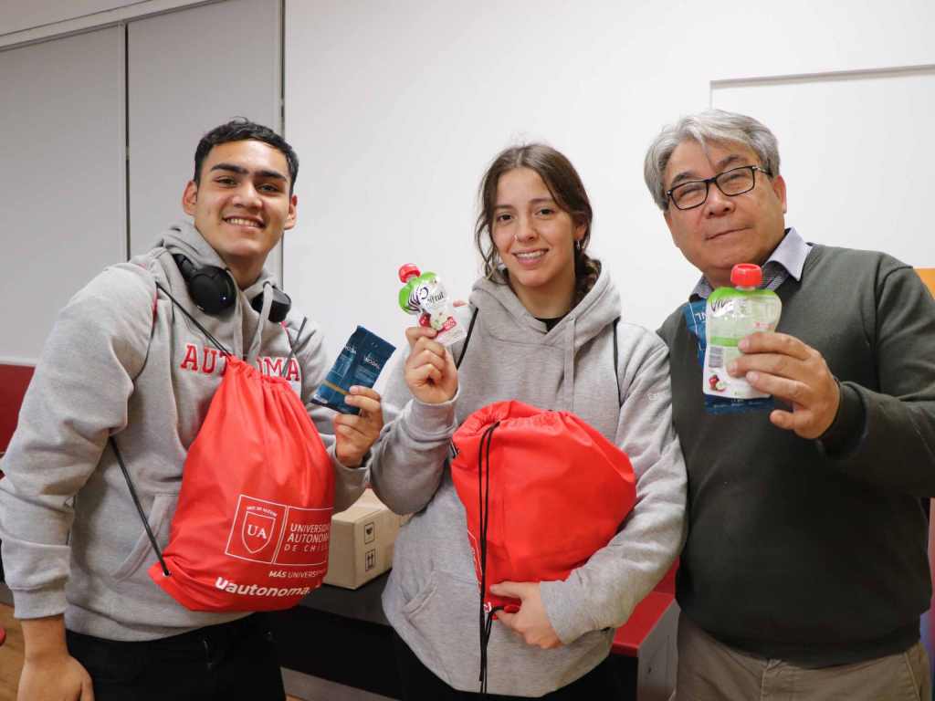 Estudiantes junto al coordinador deportivo de la Sede, Luis Christian Díaz