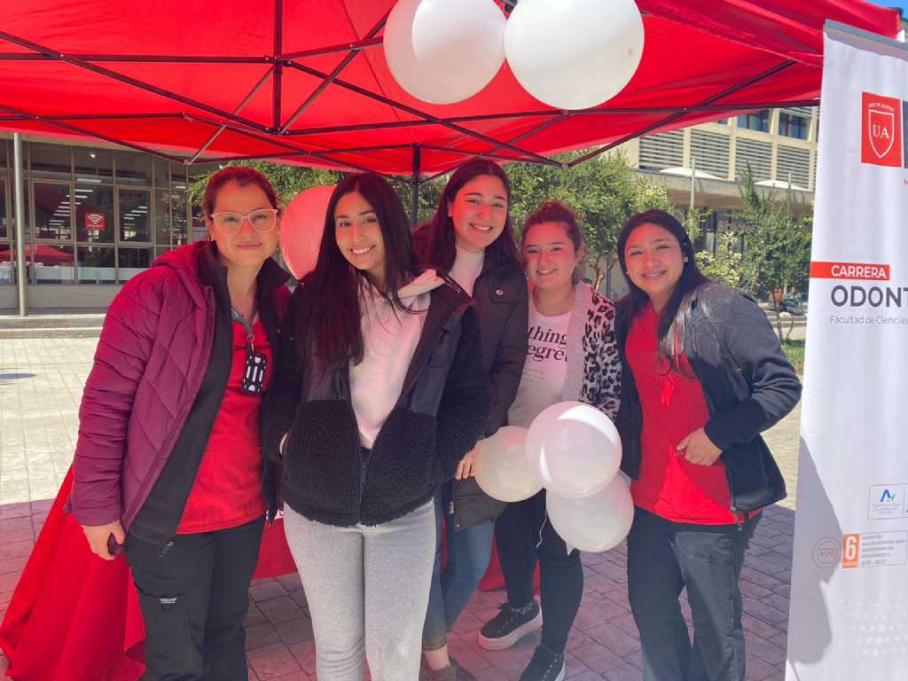Alumnas de odontología celebrando con globos