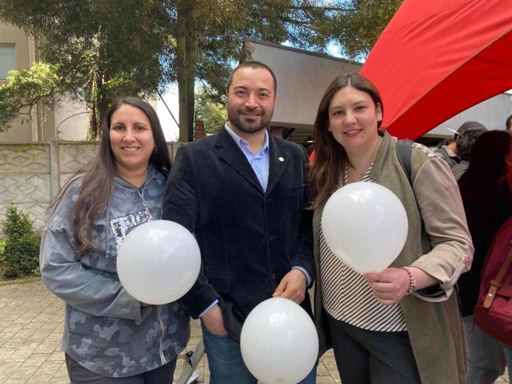 Alumnas de odontología junto al director de la carrera, Flavio Kunz.