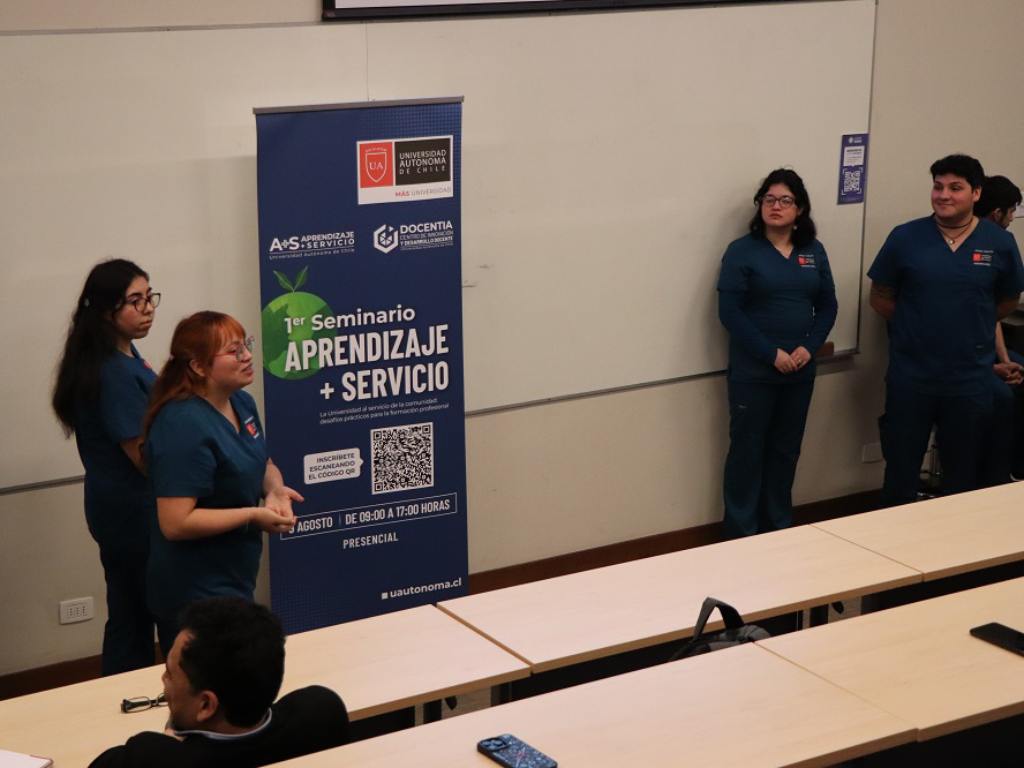 Estudiantes exponiendo en jornada del seminario