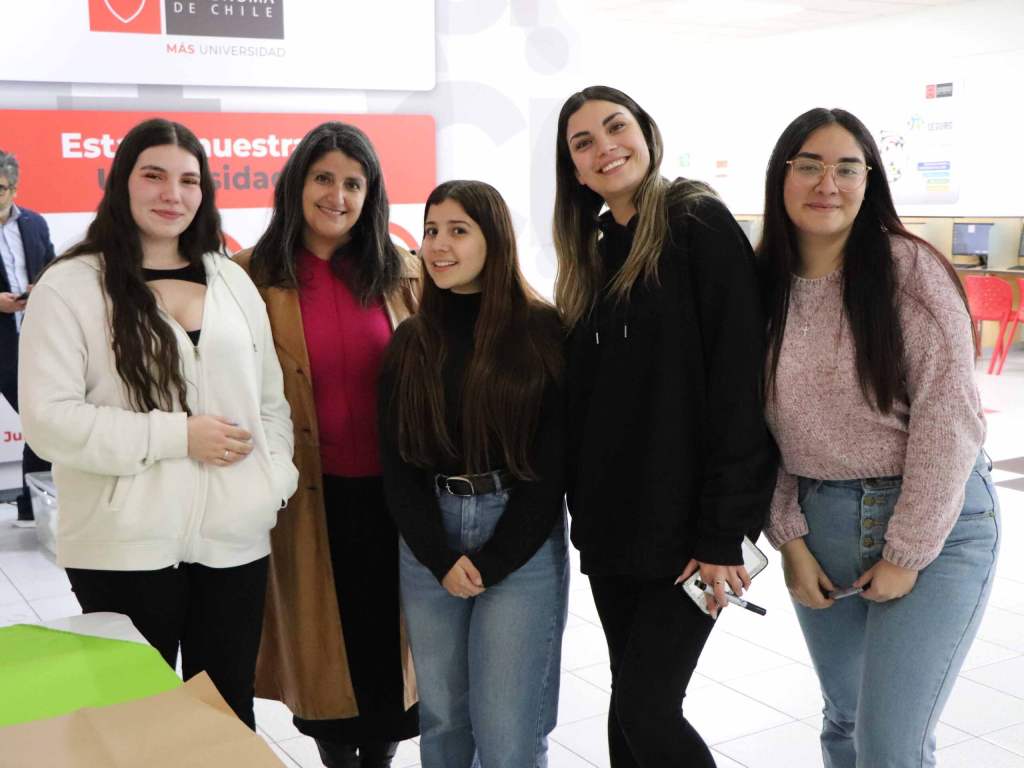 Estudiantes y docente de Educación Parvularia