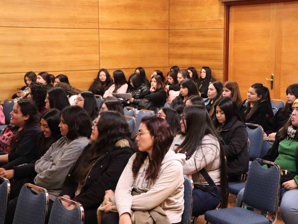 Estudiantes de Educación Parvularia durante el seminario