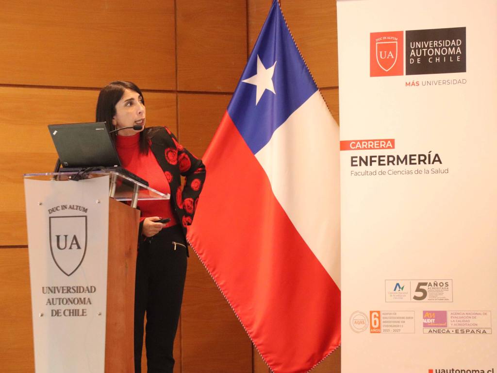 Karla Rubilar exponiendo en el seminario
