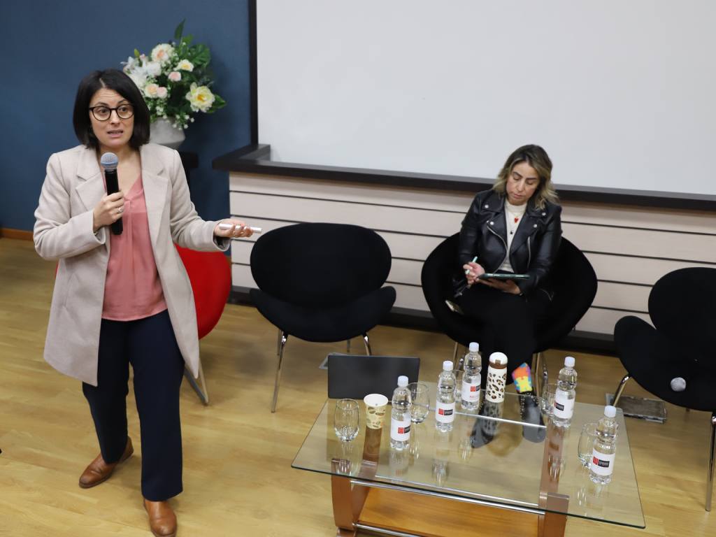 Expertas interviniendo en seminario de feminismo jurídico