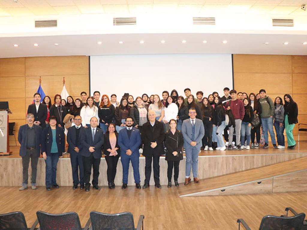 Público, autoridades y expositores en el seminario
