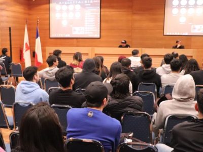 Carrera de Pedagogía en Educación Física realiza conferencia “Natación para la formación hacia el alto rendimiento”