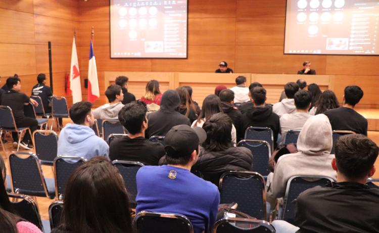 Carrera de Pedagogía en Educación Física realiza conferencia “Natación para la formación hacia el alto rendimiento”