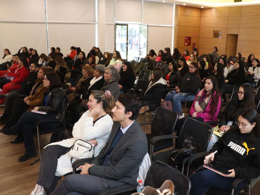 Docentes y estudiantes de la carrera de Obsetricia y Puericultura