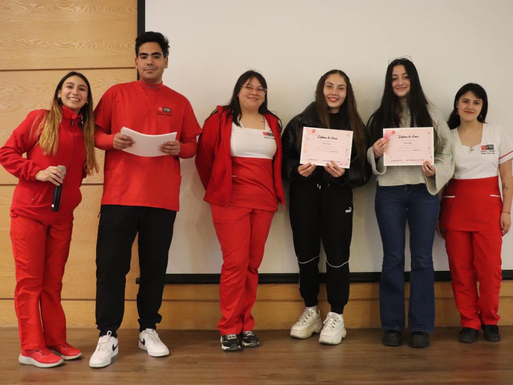 CCEE reconociendo a estudiantes de la carrera