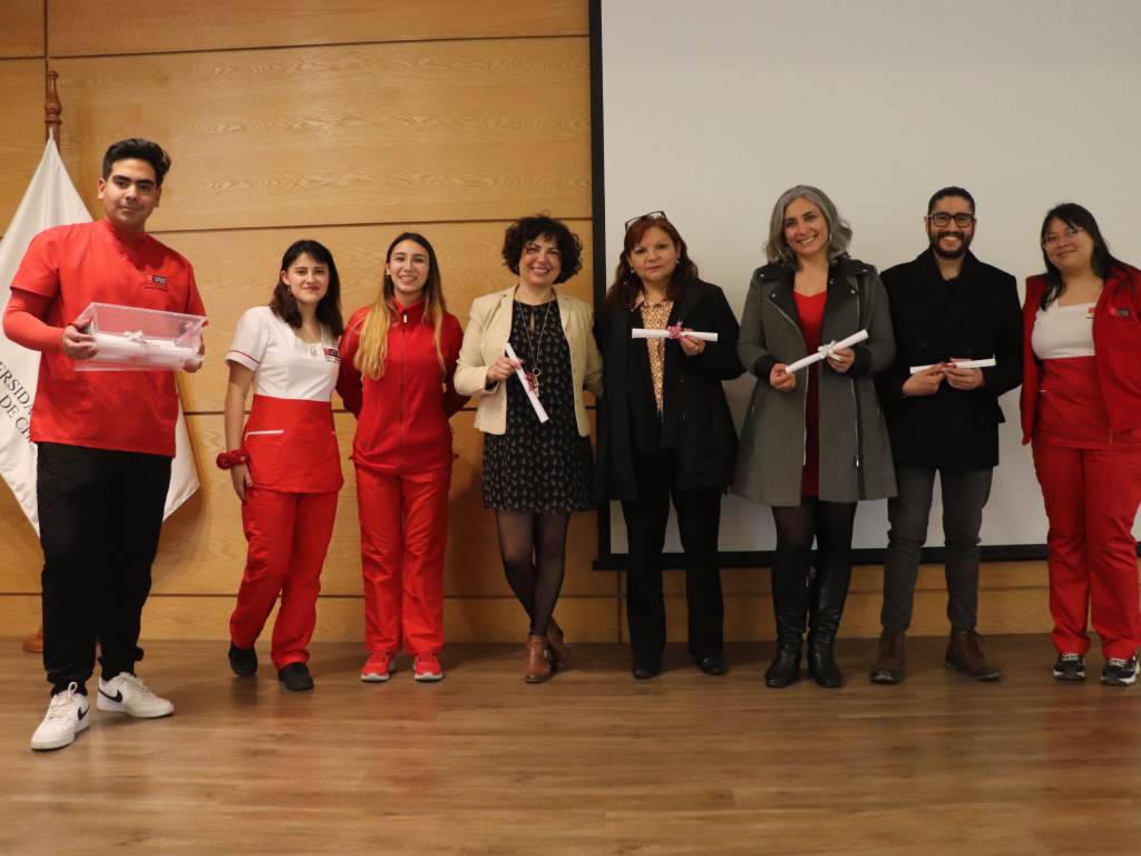 CCEE reconociendo a docentes de la carrera