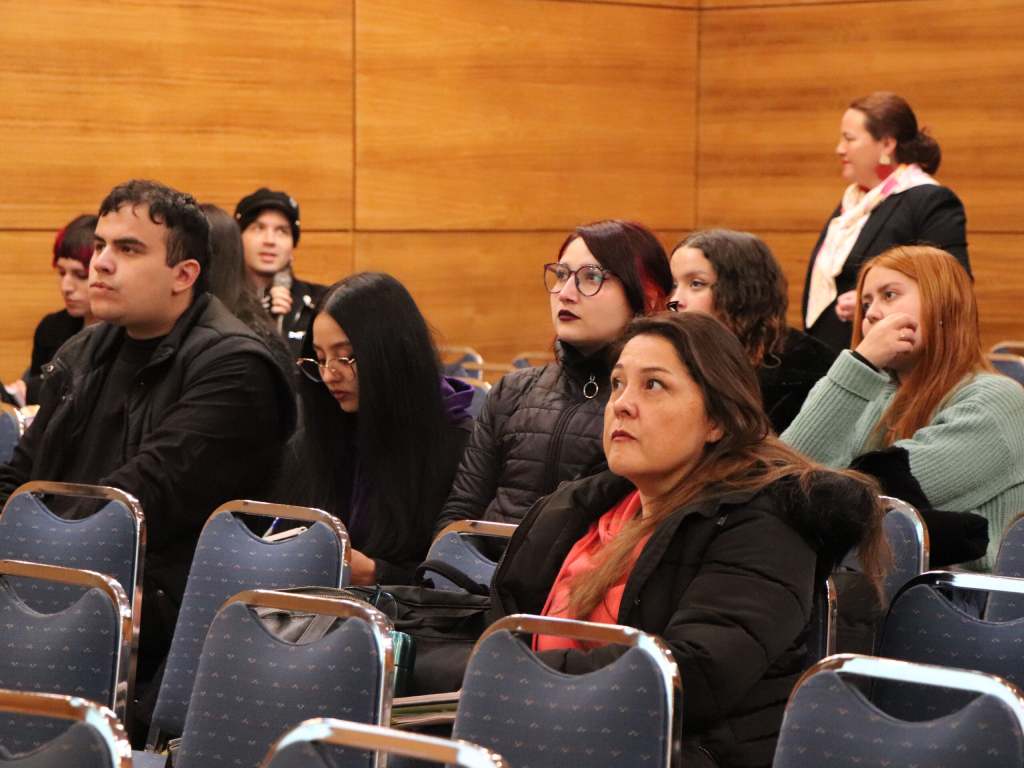 Estudiantes y egresados de Psicología durante el seminario