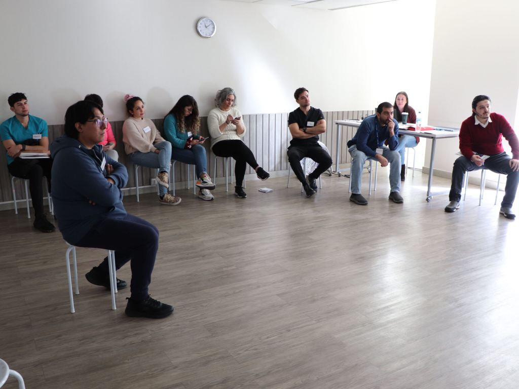Grupo de docentes participando del taller de soporte vital avanzado