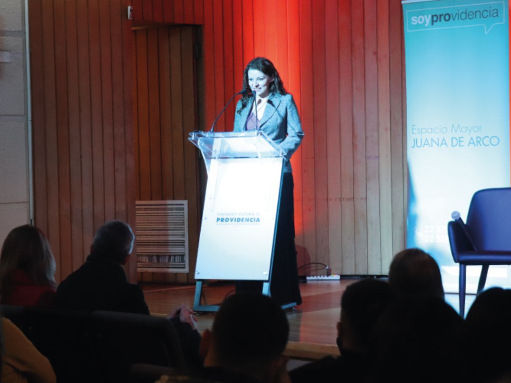 Presentadora hablando durante la ceremonia de entrega de las memorias al municipio
