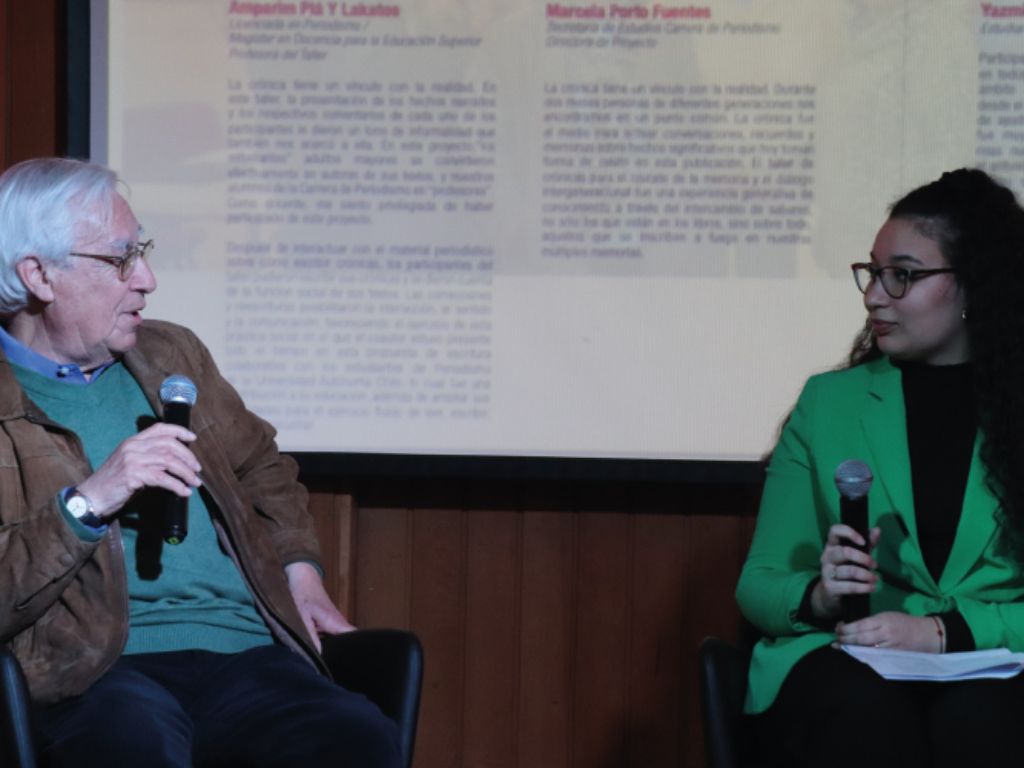 Adulto mayor participante del taller junto a estudiante de periodismo