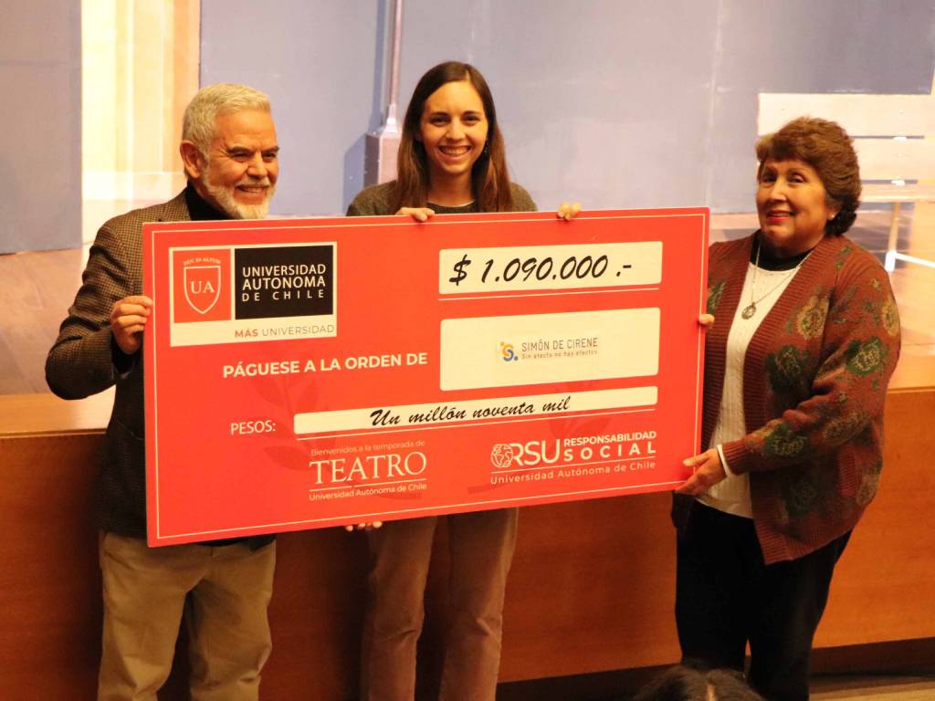 Entrega de donación a representante de la Fundación Simón de Cirene