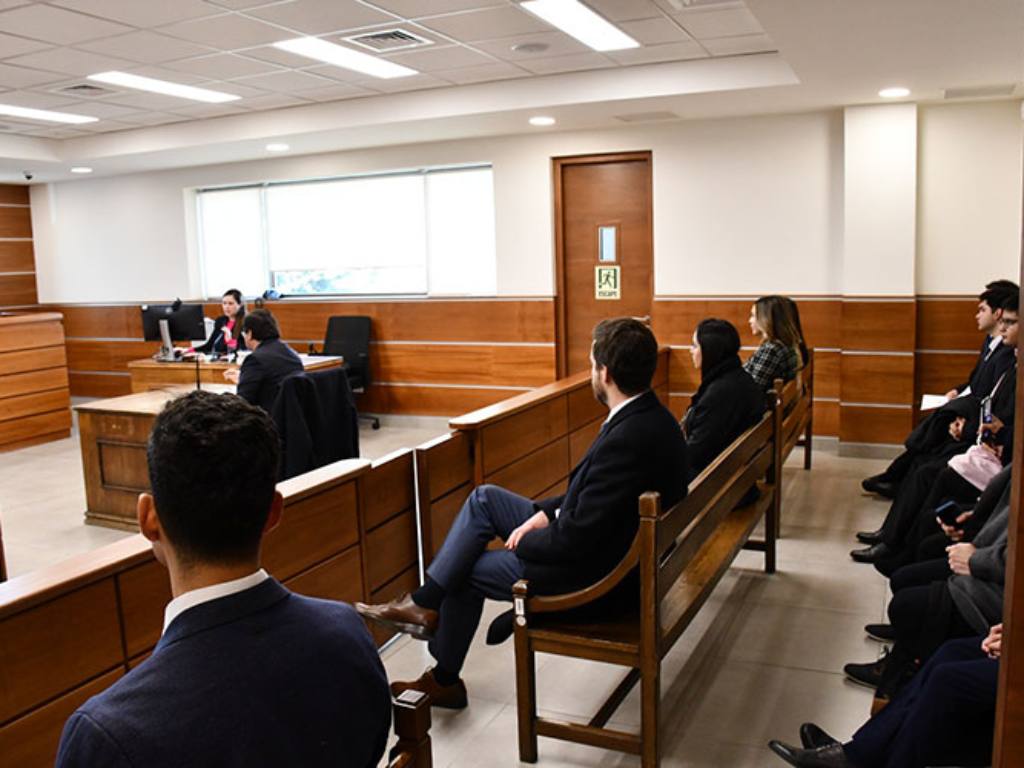 Alumnos de Derecho en Corte de Apelaciones