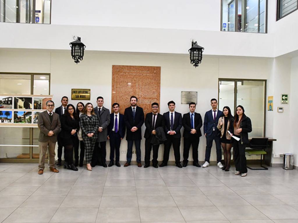 Alumnos junto a Críspulo Marañón