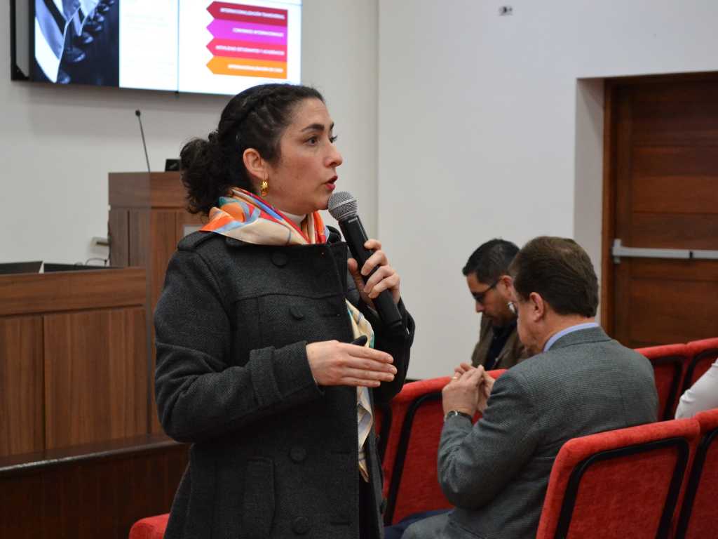 Camila Bravo, directora de Relaciones Internacionales, presentando su área de trabajo