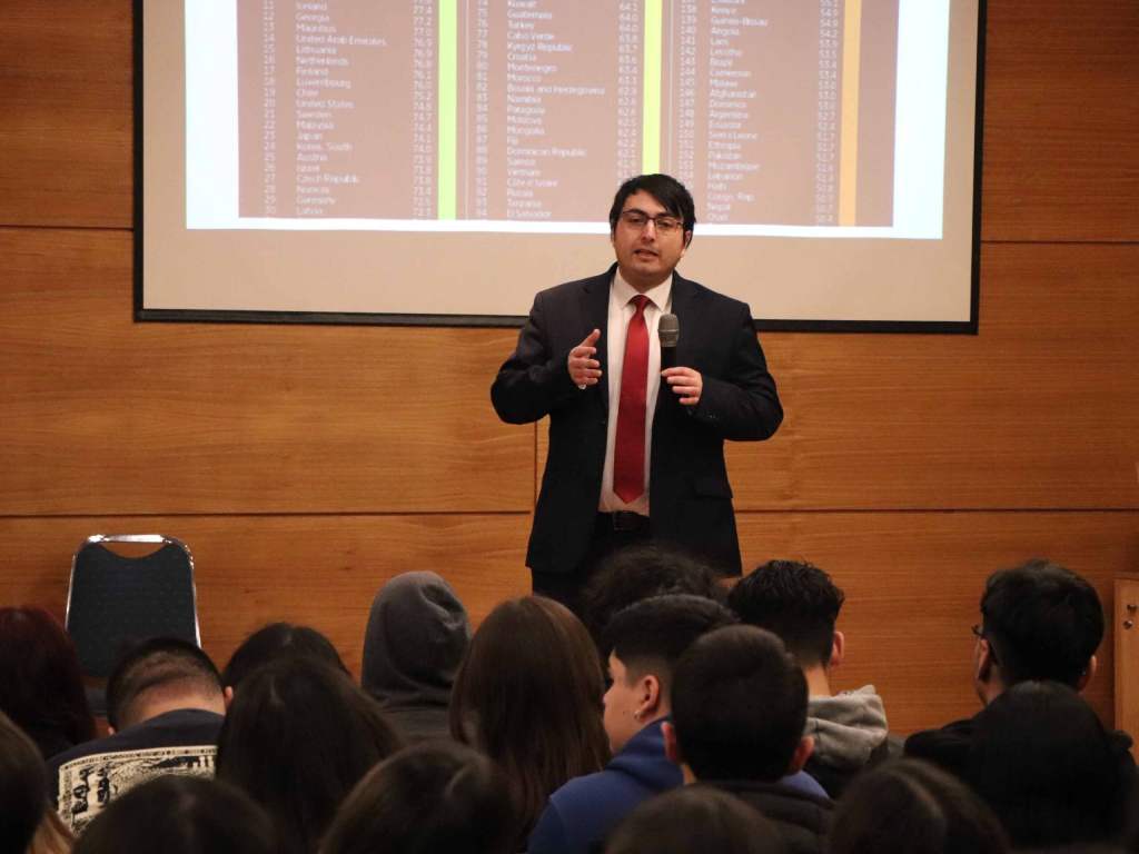 El Dr. Juan Pablo Díaz realizando su exposición