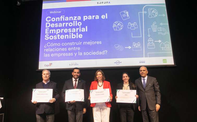 Dr. Mauricio Vial recibiendo reconocimineto de la SOFOFA