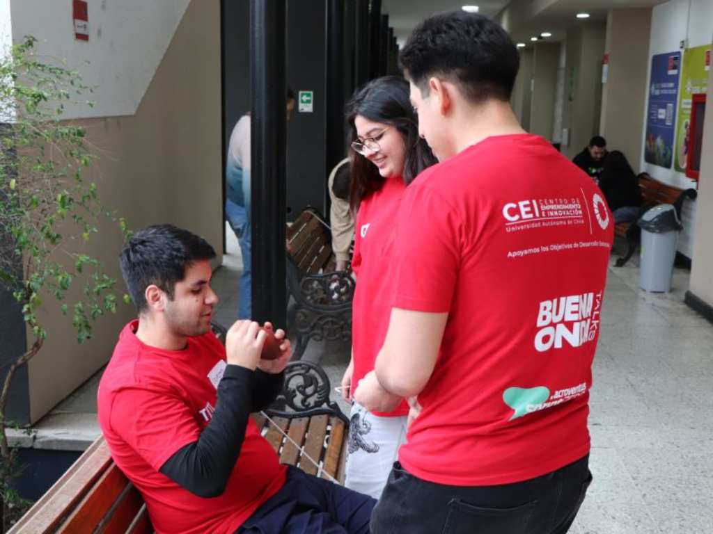 Estudiantes participantes del programa, compartiendo en uno de los pasillos de la Universidad.
