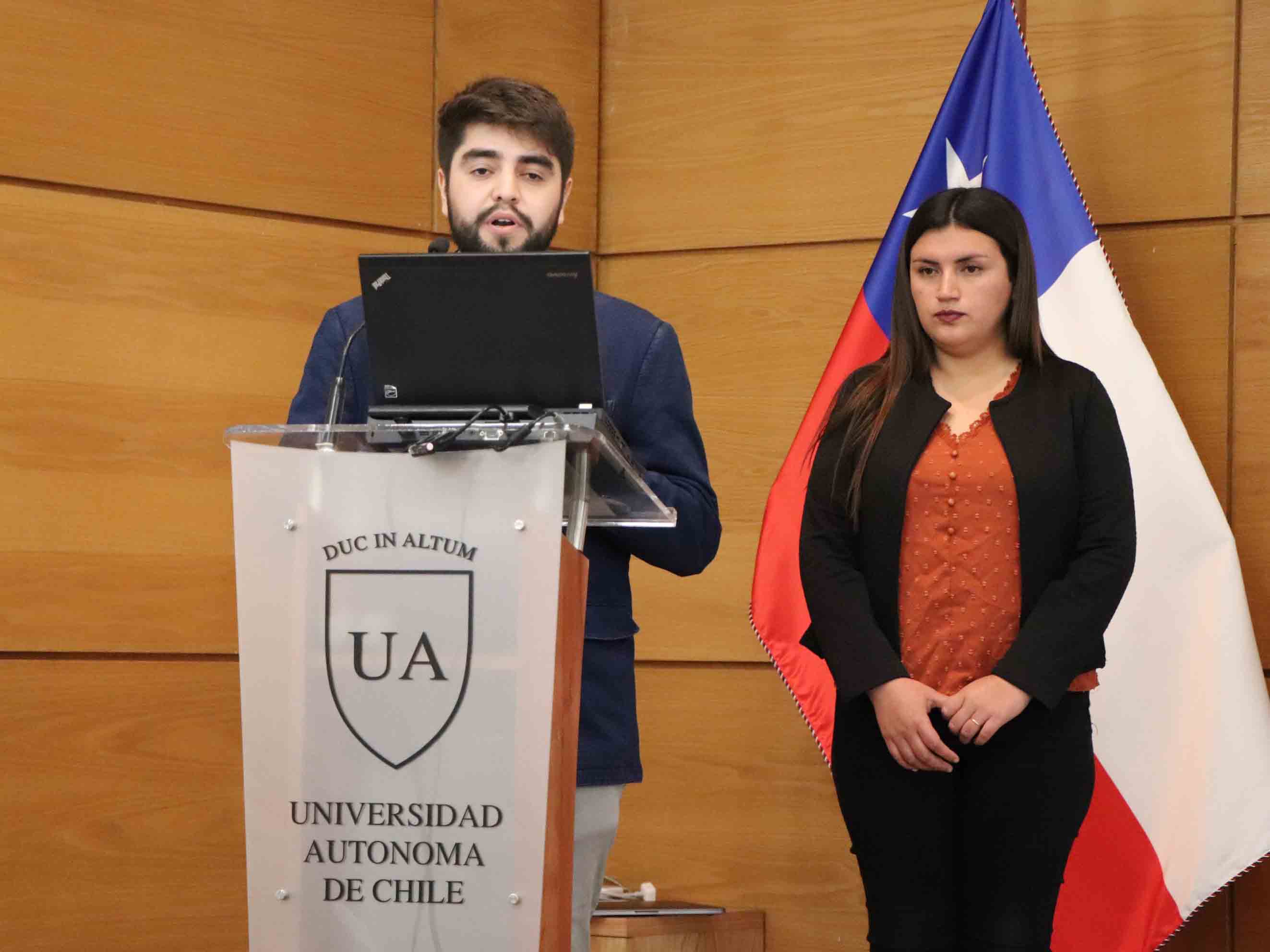 Estudiantes presentan su proyecto