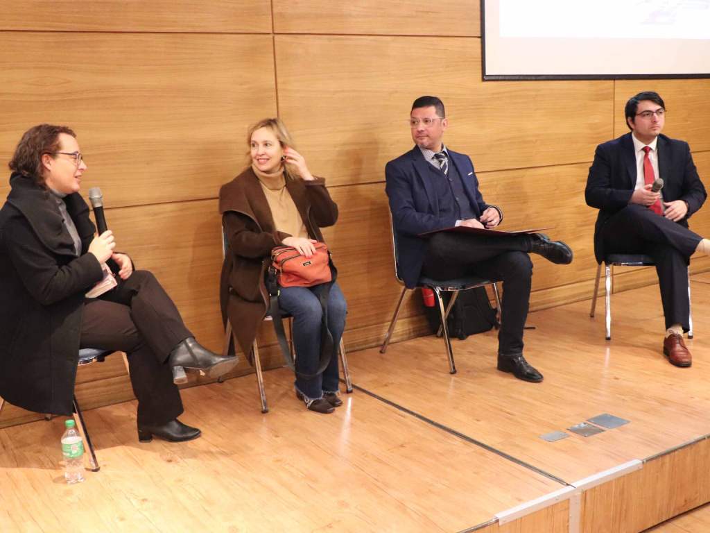 La moderadora del conversatorio, Dra. Andea Íñiguez, junto a la Dra. Andrea Lucas Garín y los dos profesores expositores