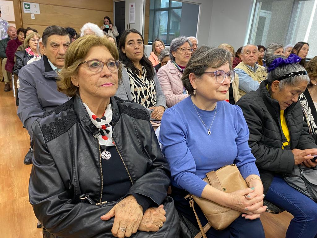 Adultos Mayores en ceremonia de certificación
