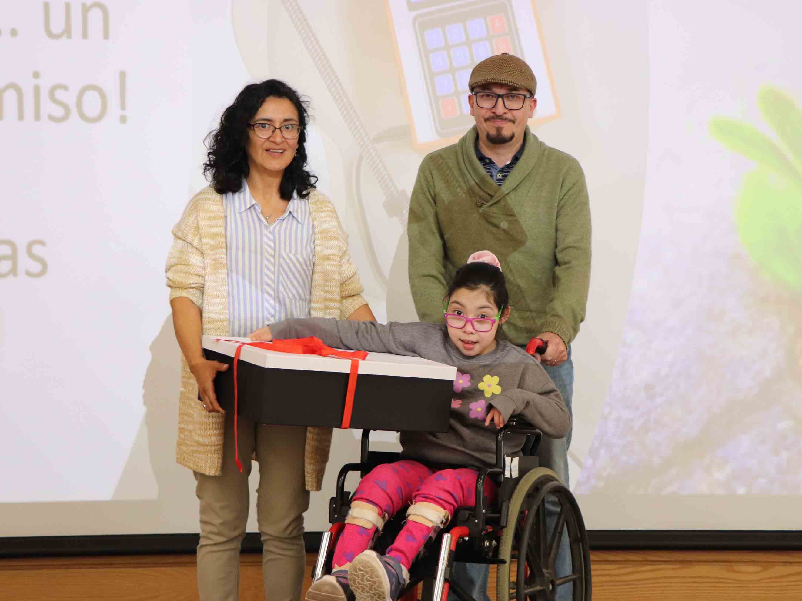 Familia de usuaria recibe su órtesis