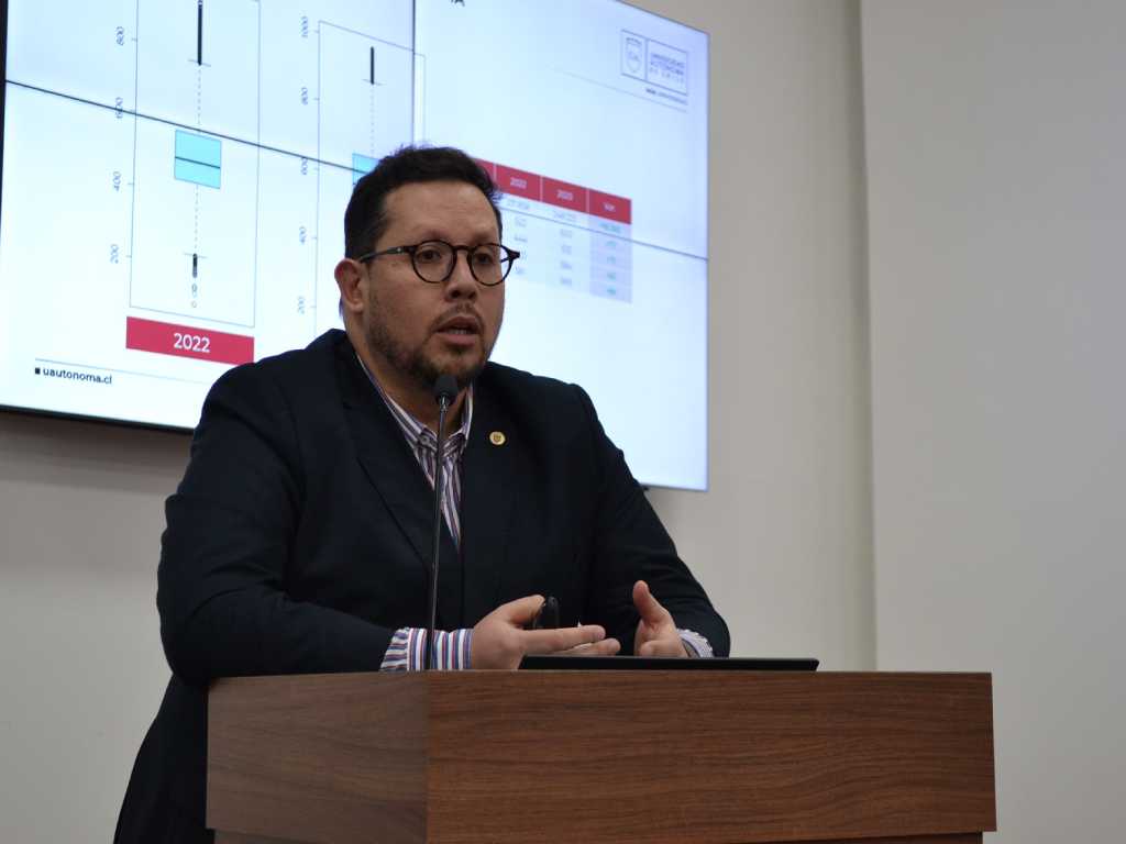 Juan Manuel Sanhueza, director de Admisión, Marketing y Comercialización, haciendo la presentación de su área