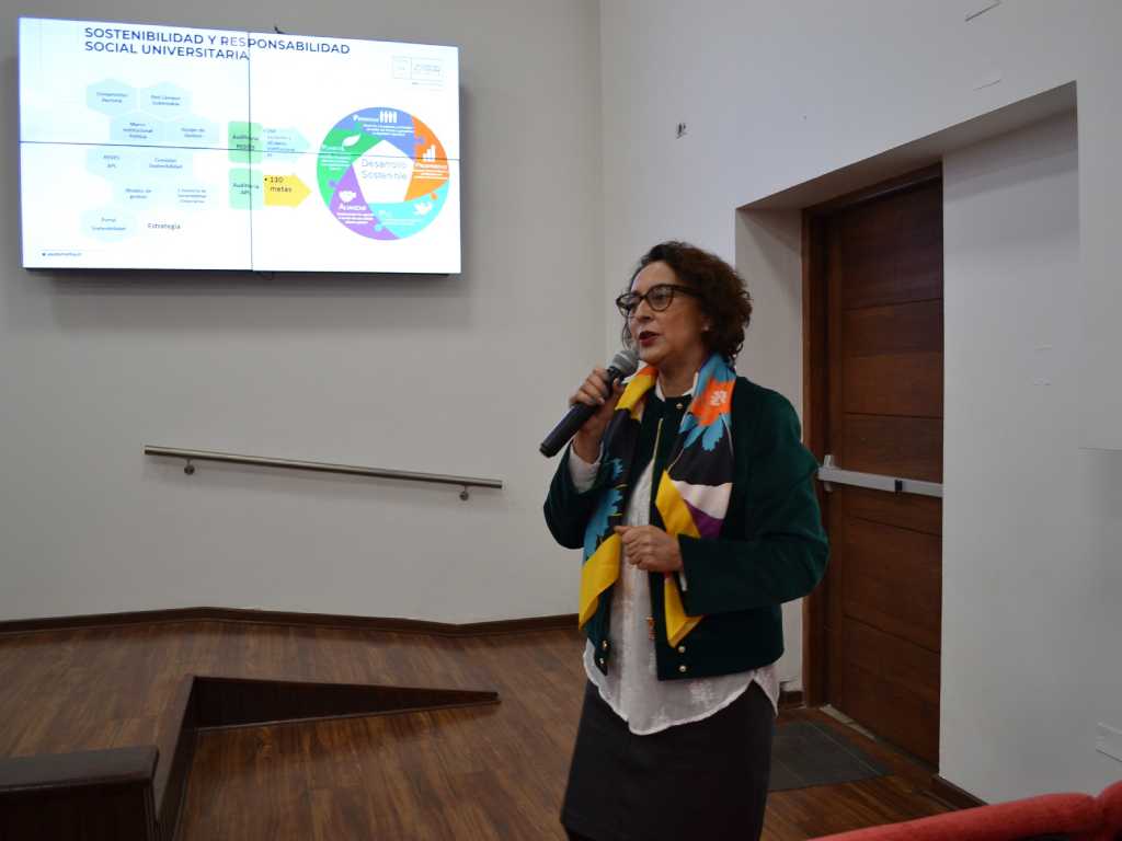 Lispeth Cofré, coordinadora de RSU, haciendo la presentación de su área de trabajo