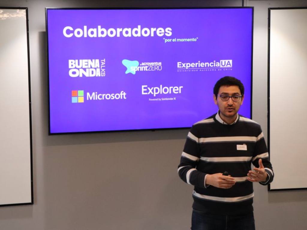 El director del Centro de Emprendimiento e Innovación (CEI), Luis Valenzuela, exponiendo en el lanzamiento de los programas