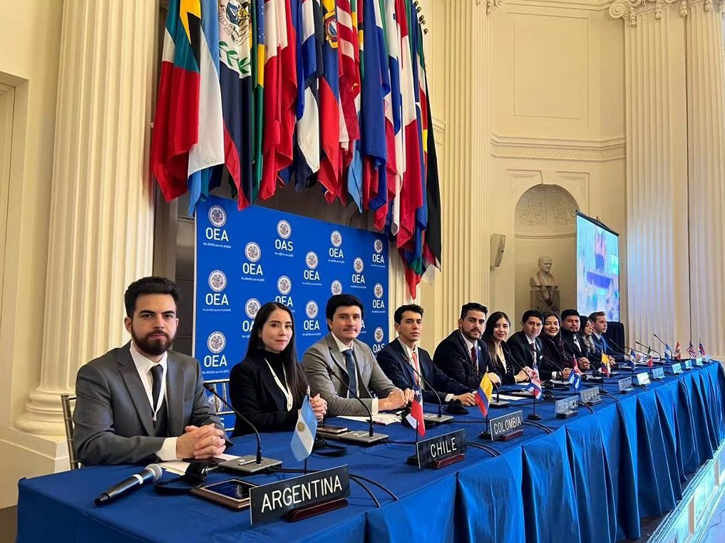Con jóvenes líderes