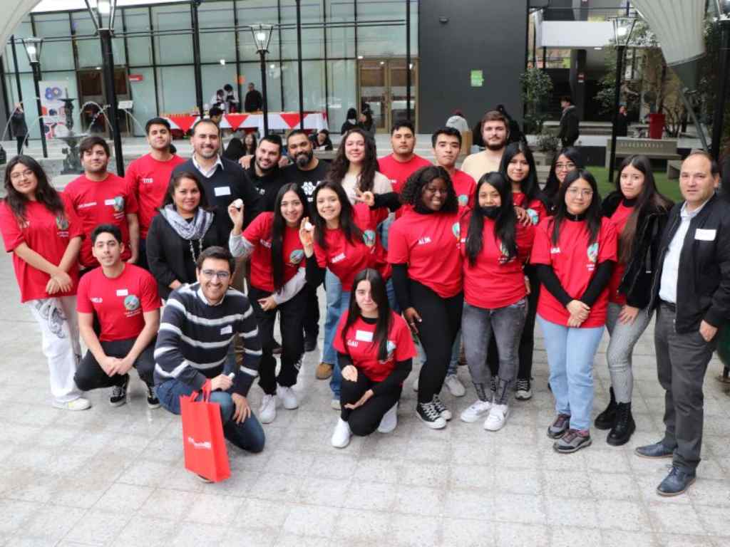 Foto grupal en el patio de la Universidad con estudiantes y docentes participantes del programa