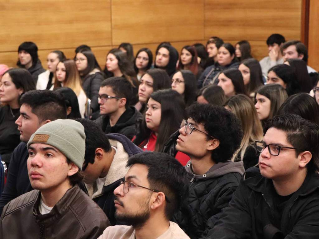 Estudiantes como público en el conversatorio
