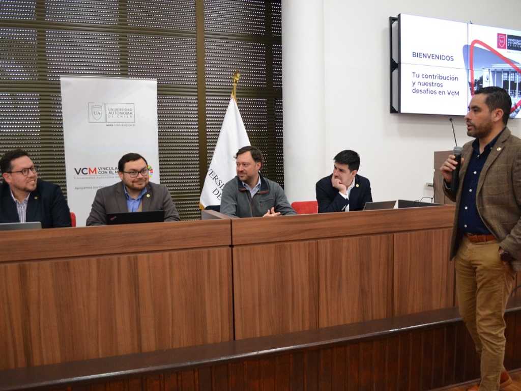 Vicerrector de Vinculación con el Medio, Dr. Mauricio Vial, junto a autoridades de VcM