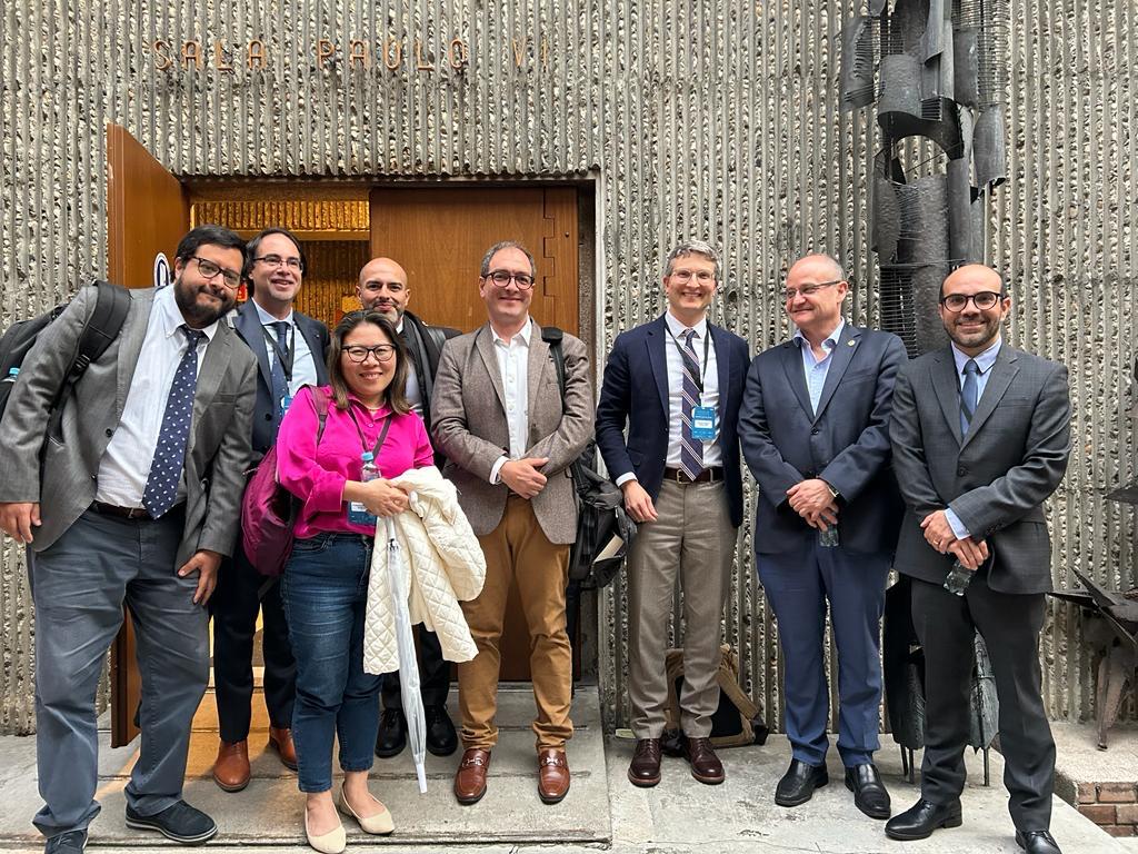 Decano reunido con participantes de la Facultad de Derecho en Congreso de Colombia