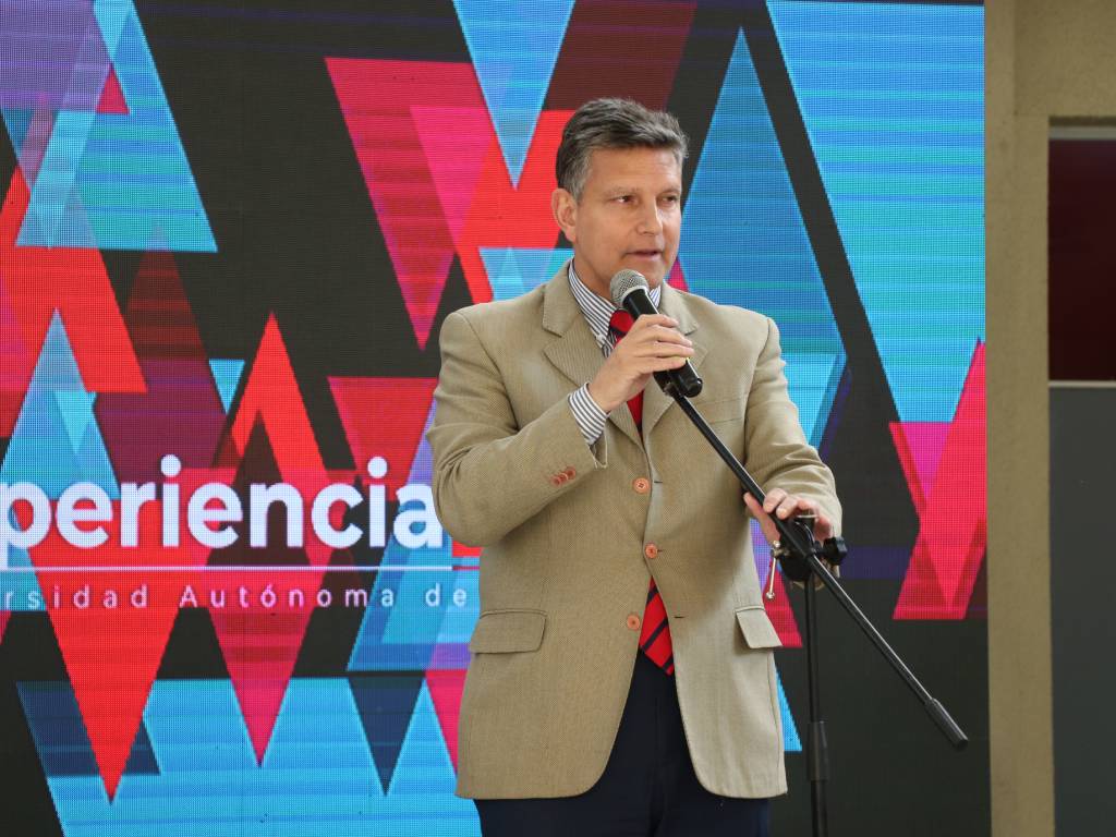 Dr. Claudio González