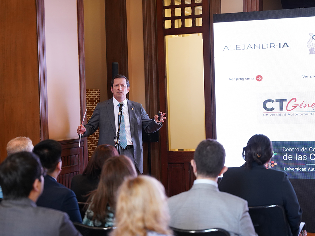 Dr. Ivan Suazo expone en la actividad 1