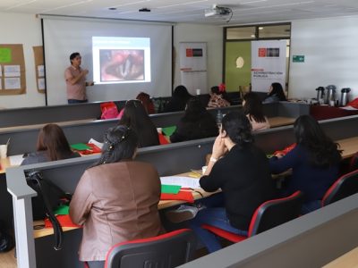 Estudiantes y docentes de Administración Pública y Fonoaudiología capacitan a funcionarias del jardín infantil Raíces de Coihue