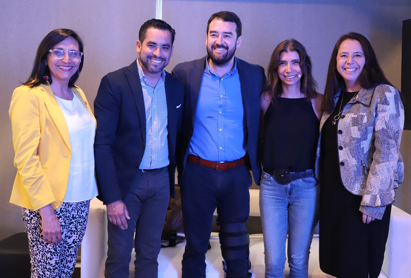 Autoridades junto a Alejandra Mustaki