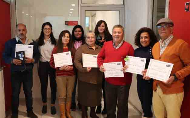 Adultos Mayores recibiendo su certificado de participación