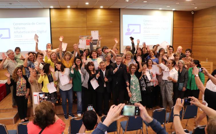 Sede Santiago entregó certificados a adultos mayores que finalizaron talleres de alfabetización digital